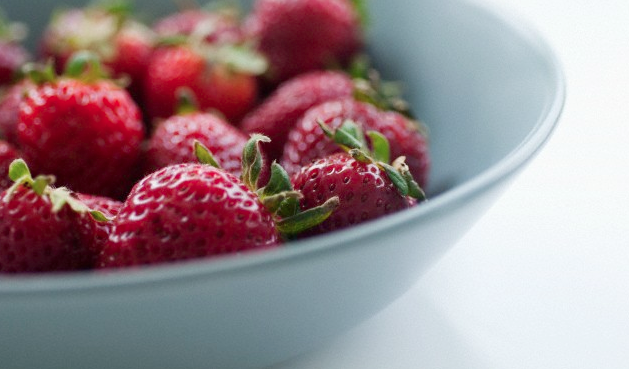A bowl of strawberries to burn belly fat