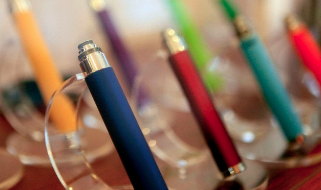 Two rows of e-cigarettes in different colors