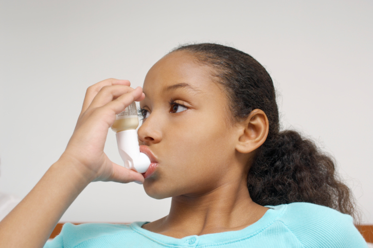 girl using inhaler