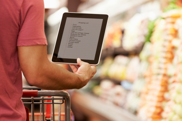Afro-Americana homem compras de supermercado com tablet