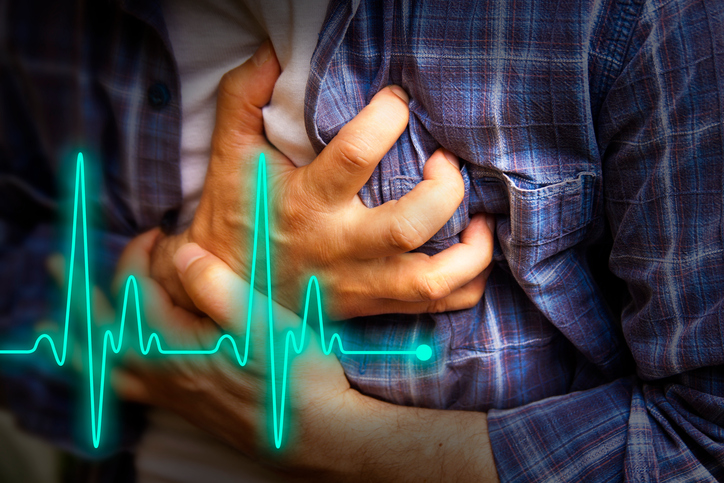 Los hombres con camisa azul que tienen dolor en el pecho, ataque cardíaco, línea de latidos cardíacos