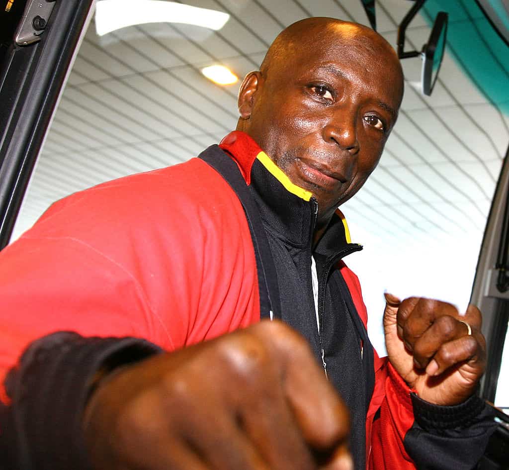 File:US Navy 060411-N-6270R-003 Tae Bo creator, Billy Blanks holds