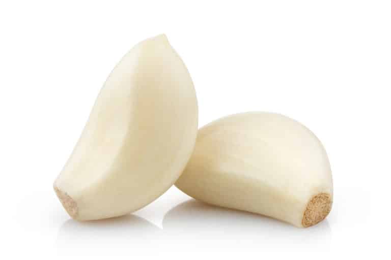 People Are Putting Garlic in their Nose to Clear Congestion, But Is it